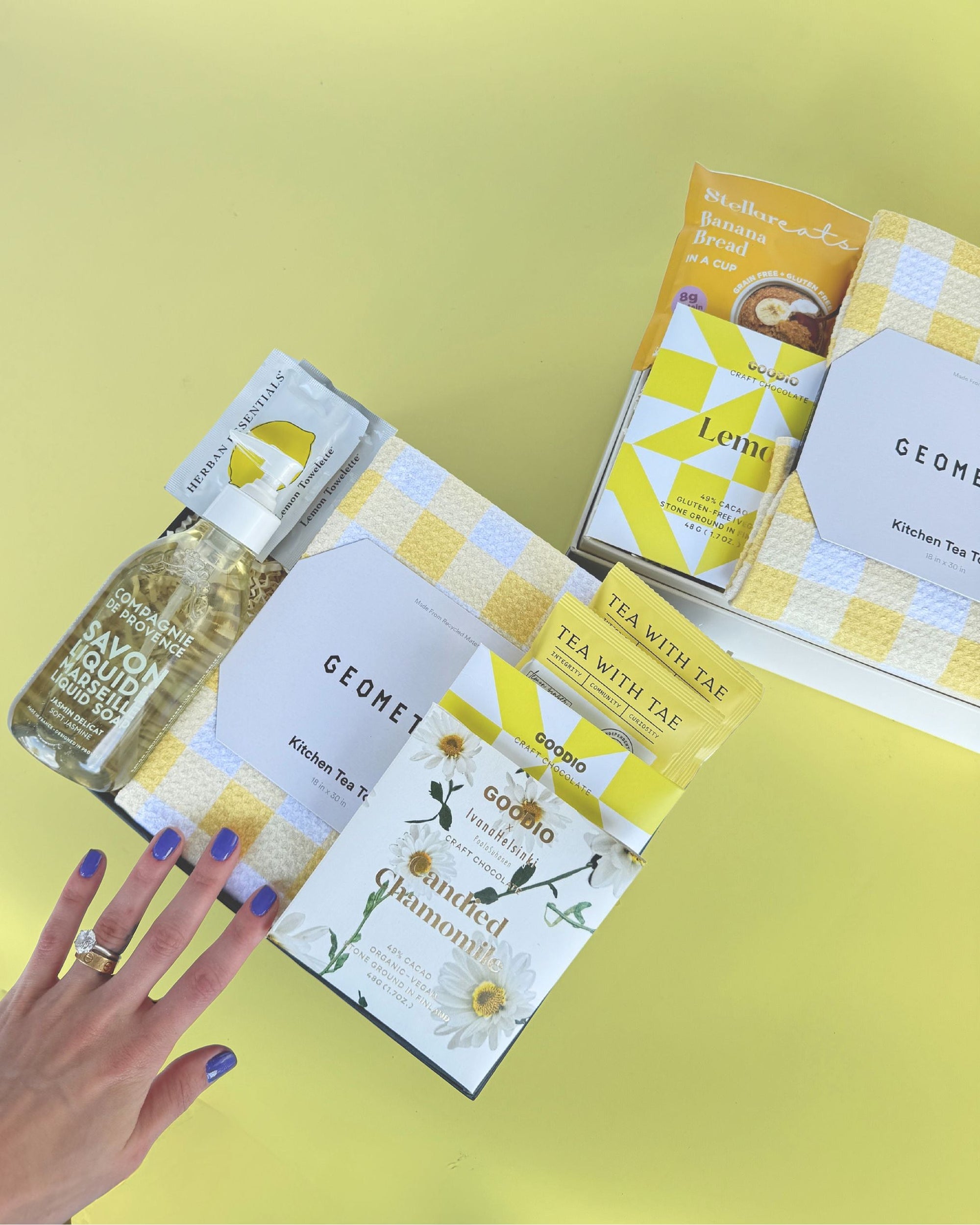 Best Admin Professionals Day Gift Ideas with Quaboxes 📦✨